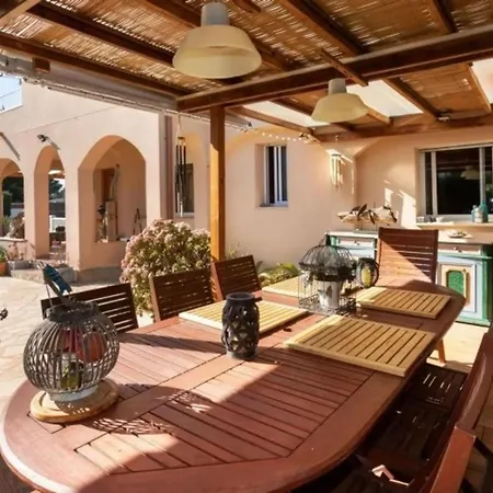 Villa En 8 Con Piscina Privada Y Aire Acondicionado - Hisp-217-215