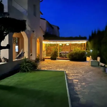 Villa En 8 Con Piscina Privada Y Aire Acondicionado - Hisp-217-215