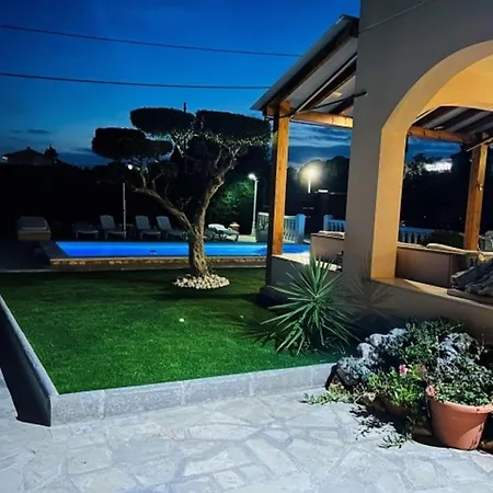 Villa En 8 Con Piscina Privada Y Aire Acondicionado - Hisp-217-215